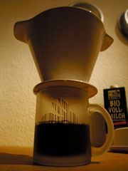 Porzellanfilter auf Tasse