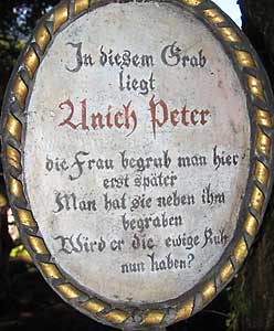 Grabstein mit Inschrift: In diesem Grab liegt Anich Peter. Die Frau begrub er man hier erst später. Man hat sie neben ihm begraben. Wird er die ewige Ruh nun haben?