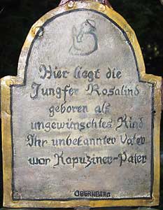 Grabstein mit Inschrift: Hier liegt die Jungfer Rosalind. Geboren als unerwünschtes Kind. Ihr unbekannter Vater - war Kapuziner-Pater